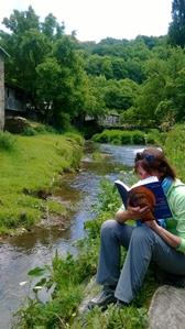 Daria Zanocco mentre legge il libro