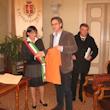 Consegna della maglietta del Cammino al Sindaco da parte di Giuliano Vendramin capo tappa