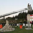 Il Comandante Provinciale dei Vigili del Fuoco di Belluno Claudio Giacalone cala il dischetto con le 2.819 notizie di bene dentro la torre di vetro.