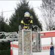 Il Comandante Provinciale dei Vigili del Fuoco di Belluno Claudio Giacalone cala il dischetto con le 2.819 notizie di bene dentro la torre di vetro.